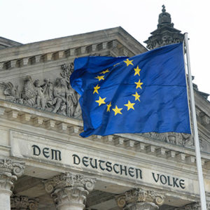 EU-Fahne vor dem Reichstag Berlin