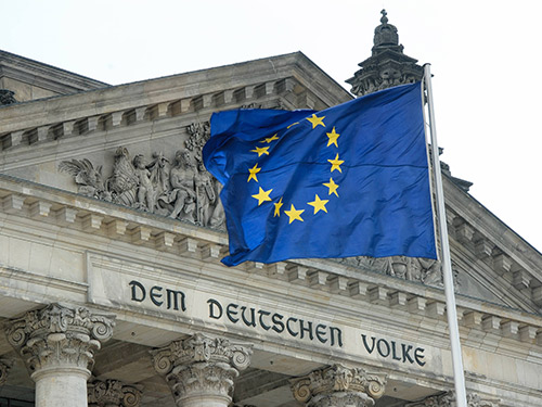 EU-Fahne vor dem Reichstag Berlin