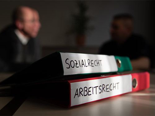 Aktenordner zum Thema "Sozialrecht" und "Arbeitsrecht" liegen auf einem Tisch in den Räumen eines Beratungsbüros, Foto von Friso Gentsch; © picture alliance/dpa