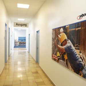Ein leerer Gang in einem Jobcenter.