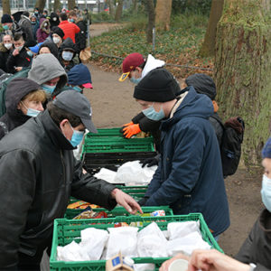 Hilfsorganisationen und Freiwillige verteilen Lebensmittel und kleine Geschenke an Obdachlose und Bedürftige im Nelson-Mandela-Park in Bremen.