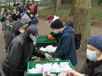 Hilfsorganisationen und Freiwillige verteilen Lebensmittel und kleine Geschenke an Obdachlose und Bedürftige im Nelson-Mandela-Park in Bremen.