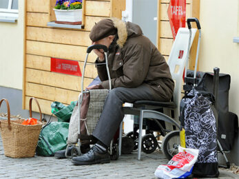 Ein bedürftiger Mann wartet vor dem Gebäude der Tafel e.V. Leipzig auf die Essenausgabe.