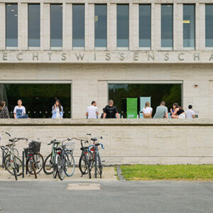 Studenten vor einem Gebäude mit Schriftzug Rechtswissenschaft