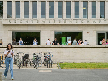 Studenten vor einem Gebäude mit Schriftzug Rechtswissenschaft